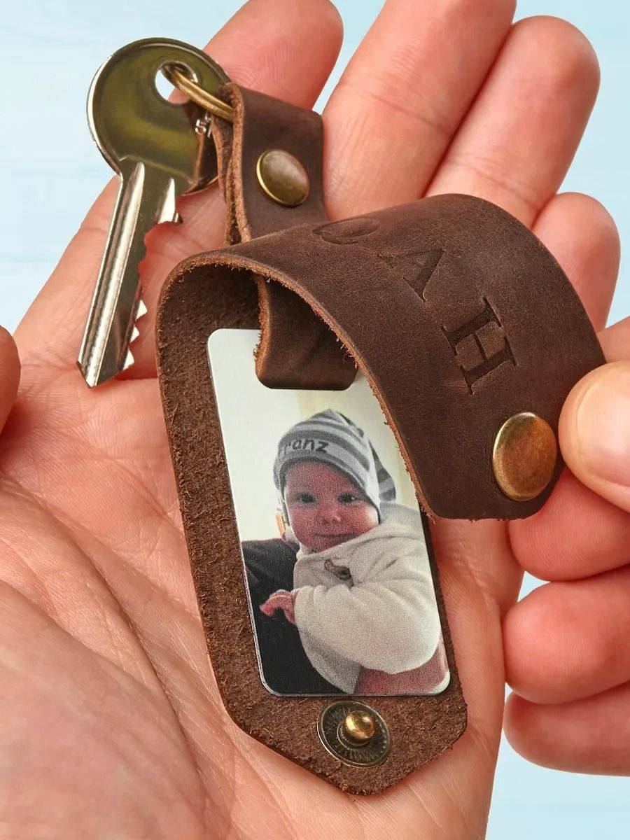Chaveiro de couro personalizado com foto do filho, junto do molho de chaves