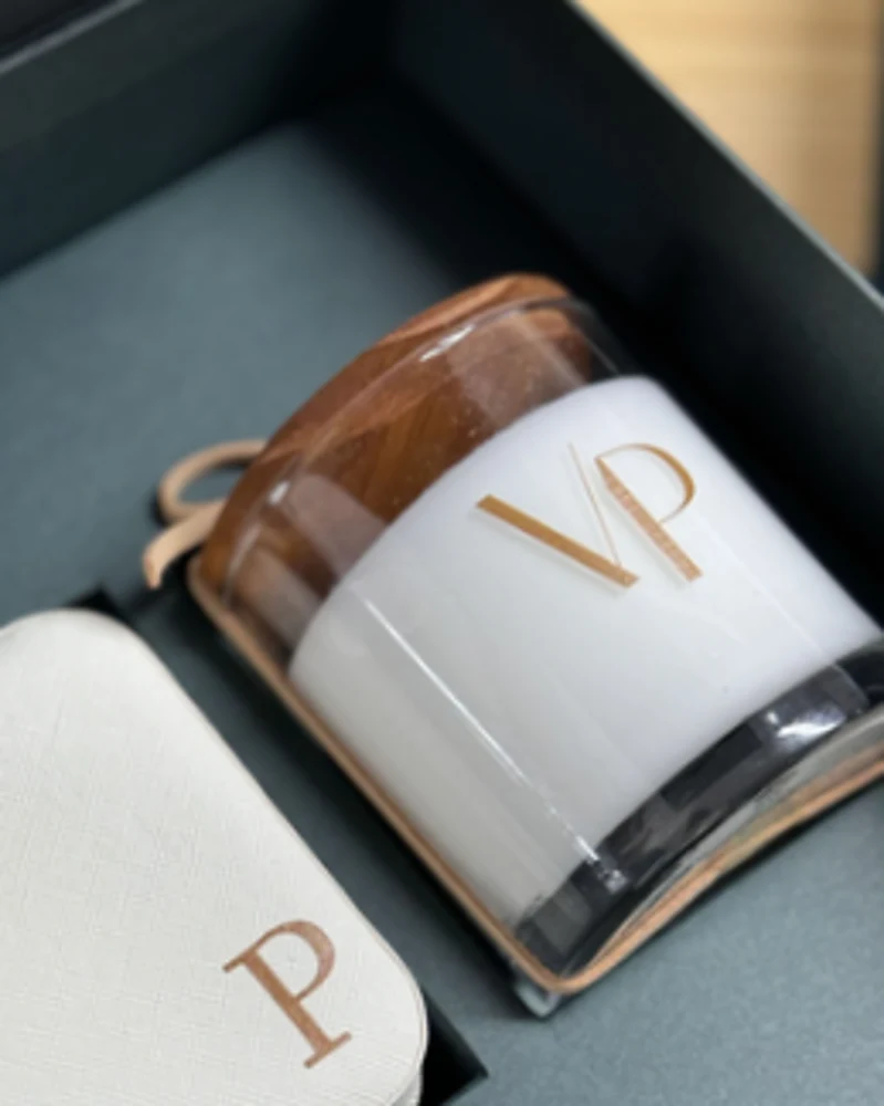 Vela personalizada com monograma 'VP' e nécessaire com a inicial 'P'