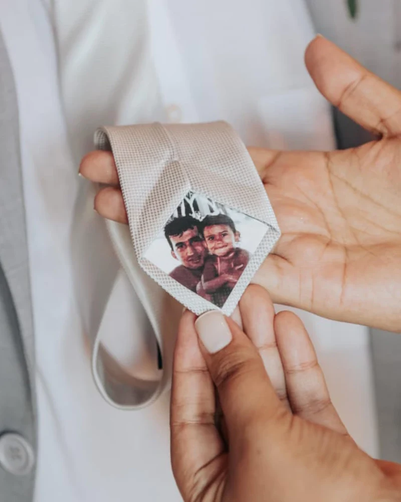 Gravata do noivo com aplique de foto personalizada da família
